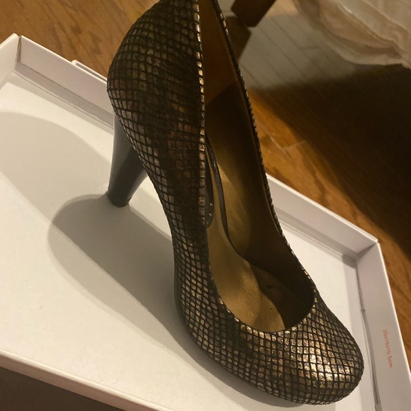 Pumps - Picture 2 of 5